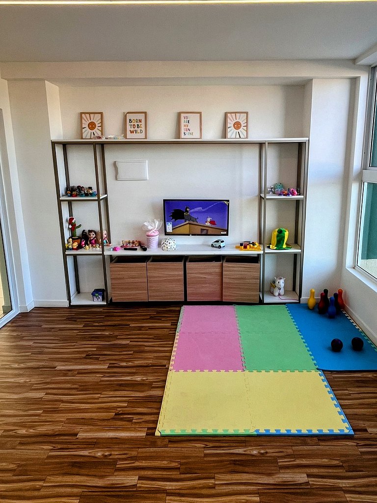 Apartamento moderno e mobiliado, com um quarto e piscina
