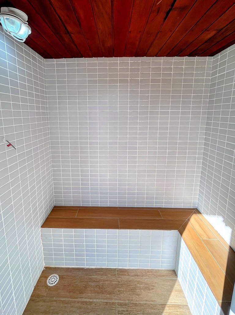 Apartamento moderno e mobiliado, com um quarto e piscina