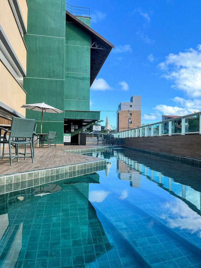 Apartamento moderno e mobiliado, com um quarto e piscina