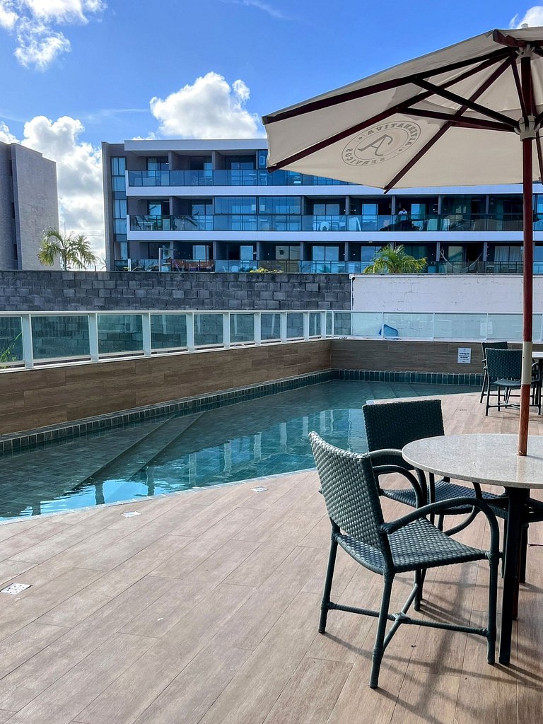 Apartamento moderno e mobiliado, com um quarto e piscina