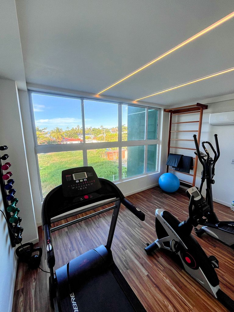 Apartamento moderno e mobiliado, com um quarto e piscina