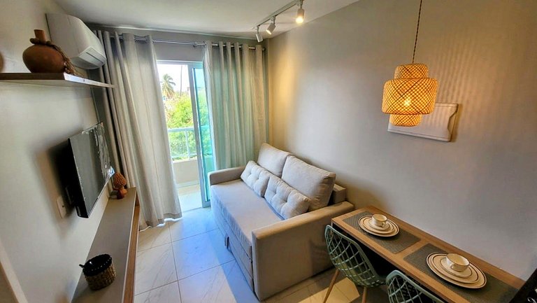 Apartamento moderno e mobiliado, com um quarto e piscina