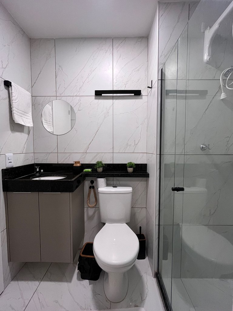 Apartamento moderno e mobiliado, com um quarto e piscina