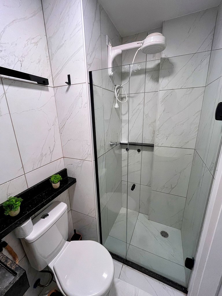 Apartamento moderno e mobiliado, com um quarto e piscina