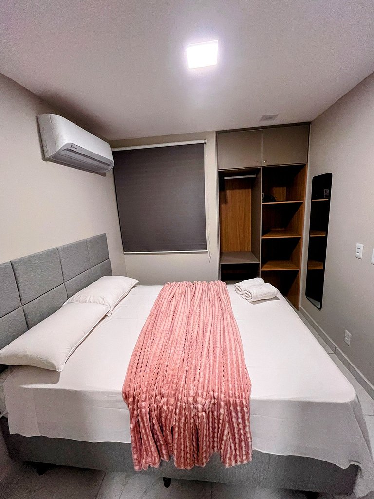 Apartamento moderno e mobiliado, com um quarto e piscina