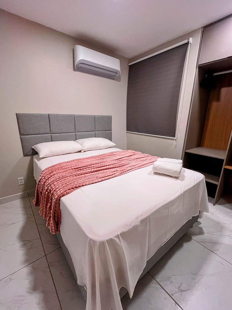 Apartamento moderno e mobiliado, com um quarto e piscina