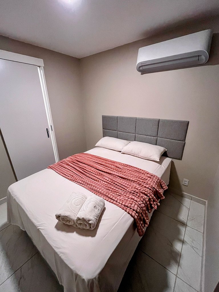 Apartamento moderno e mobiliado, com um quarto e piscina