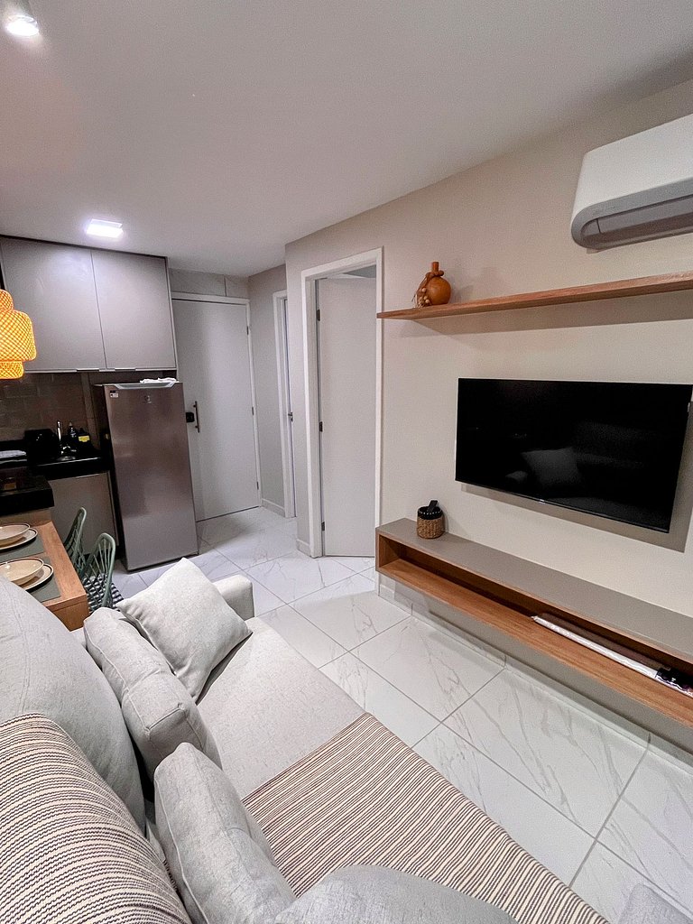 Apartamento moderno e mobiliado, com um quarto e piscina