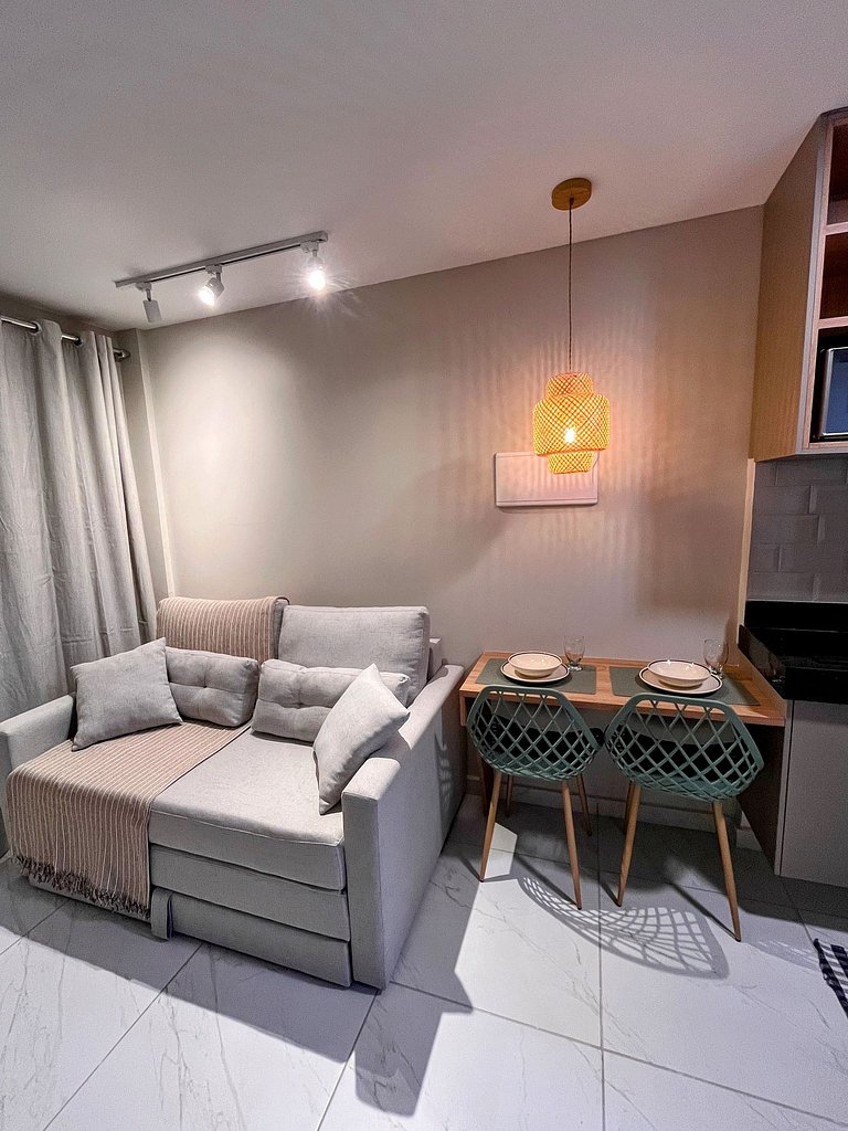 Apartamento moderno e mobiliado, com um quarto e piscina