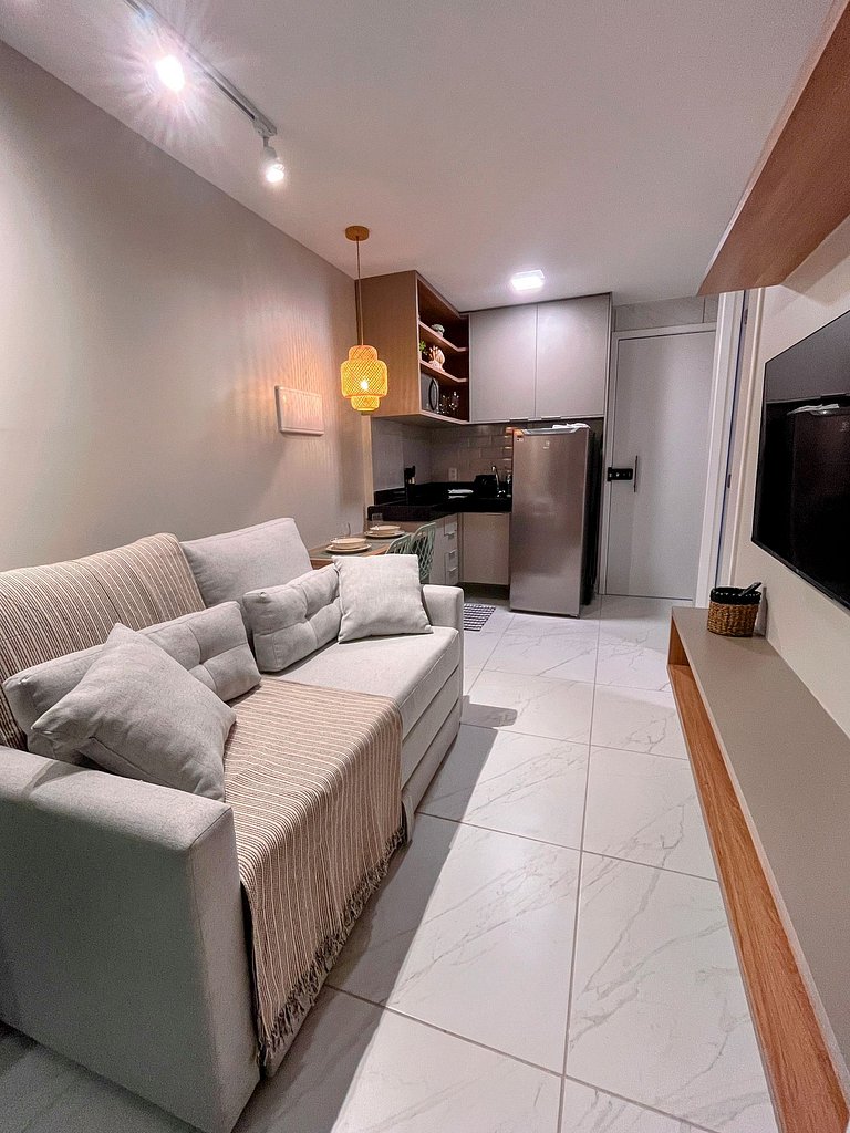 Apartamento moderno e mobiliado, com um quarto e piscina