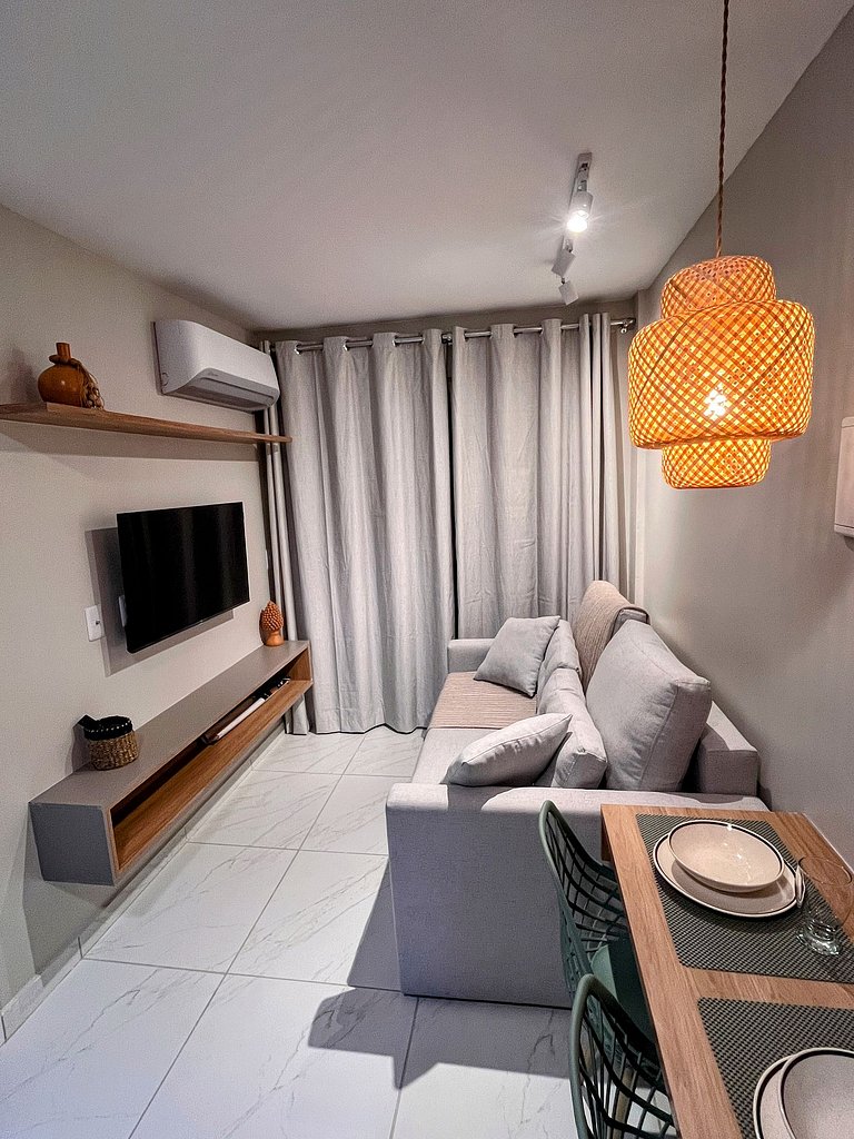 Apartamento moderno e mobiliado, com um quarto e piscina