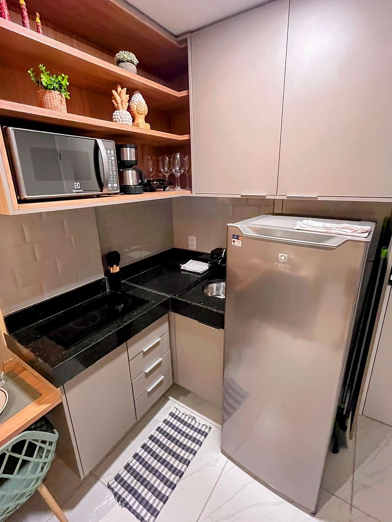 Apartamento moderno e mobiliado, com um quarto e piscina
