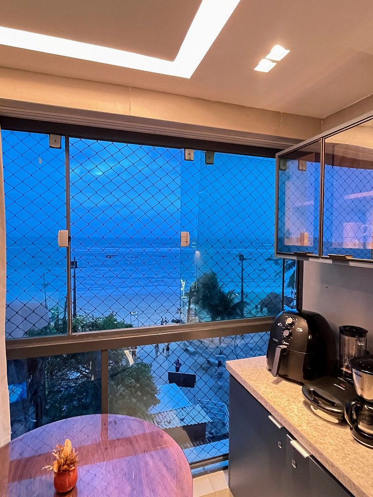 Frente-mar com vista da praia no centro da vila